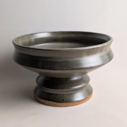 Pedestal bowl in gumnut