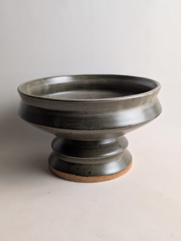 Pedestal bowl in gumnut